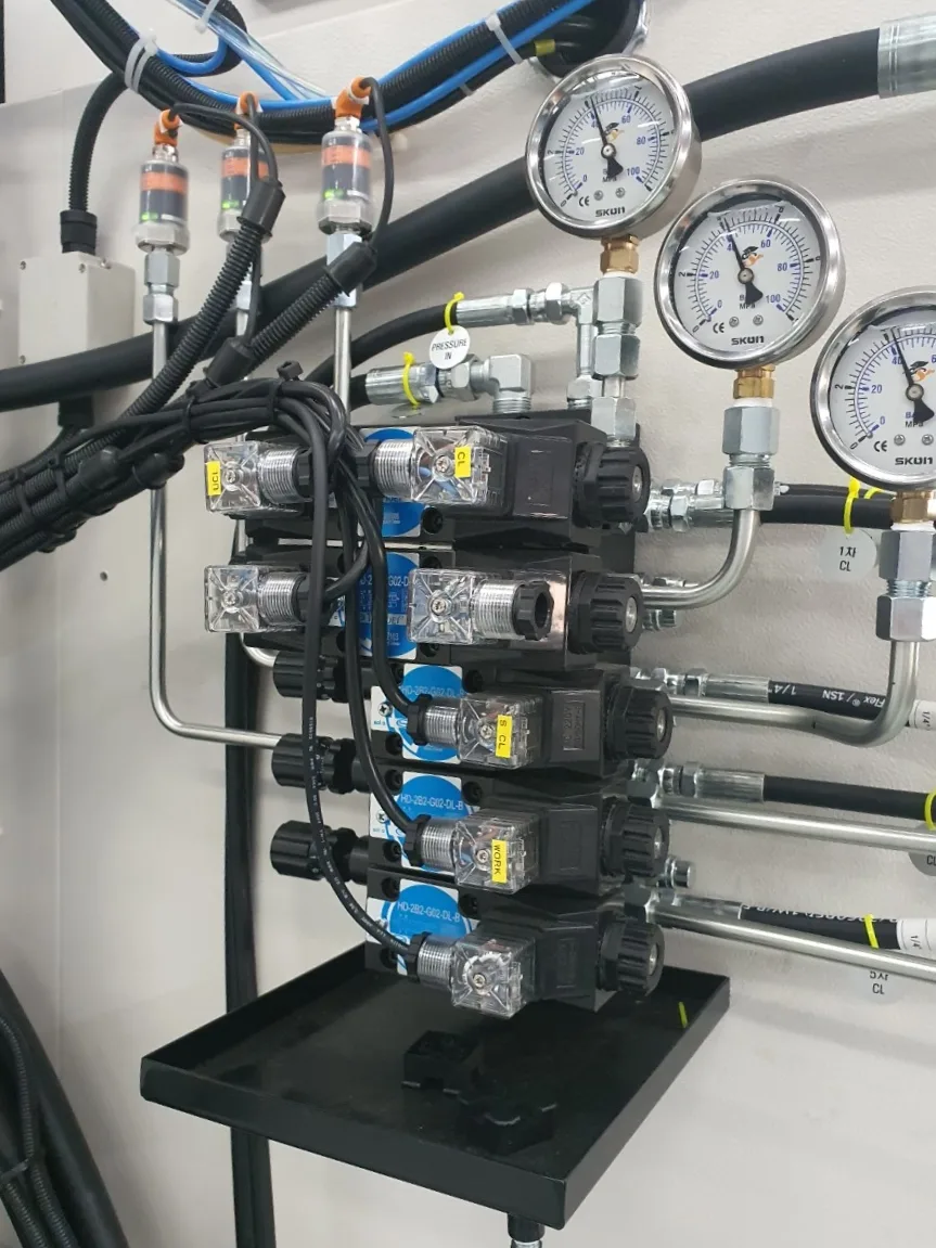 g02 stacked valves pressure gauges