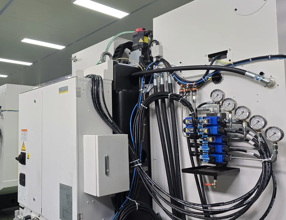 加工中心背面的油壓電磁閥組,五顆壓力錶並排配置於電磁閥旁